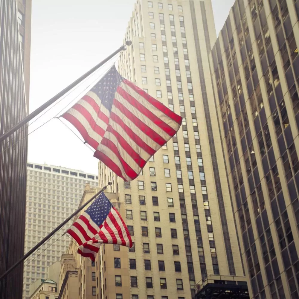 Dólar sobe após Trump anunciar tarifas sobre aço e alumínio; mercados operam mistos