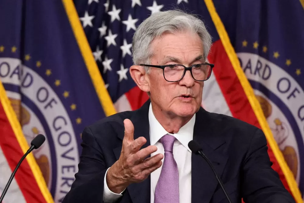 Powell: Fed não tem pressa para cortar juros, mas pode flexibilizar se economia enfraquecer