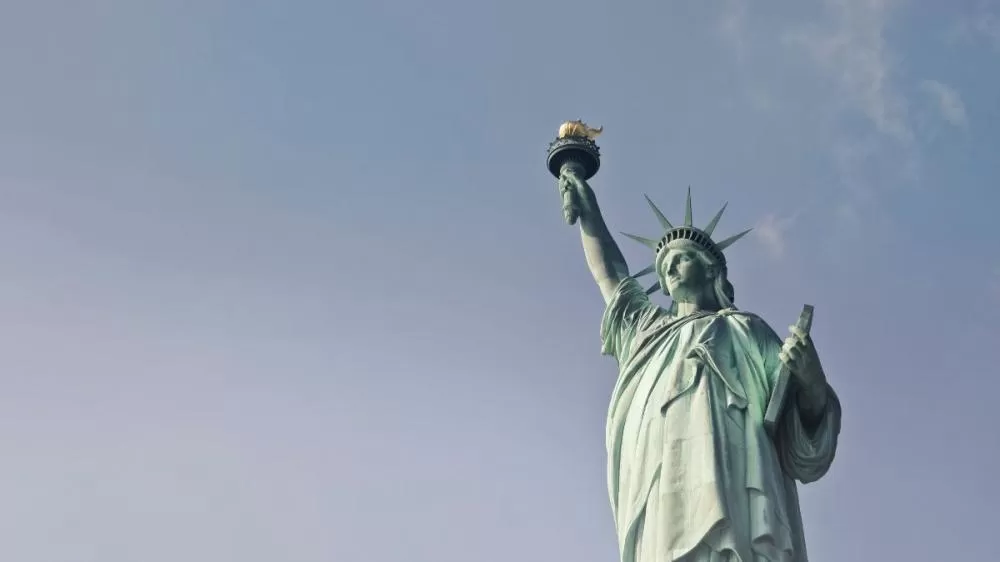 Futuros dos EUA caem após Trump sinalizar novas tarifas; euro e libra disparam