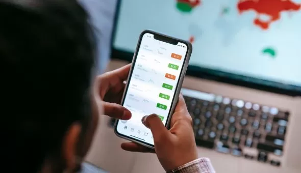Fundos de ações globais atraem US$ 5,66 bilhões após corte de juros no Reino Unido, mas incerteza com tarifas dos EUA pesa
