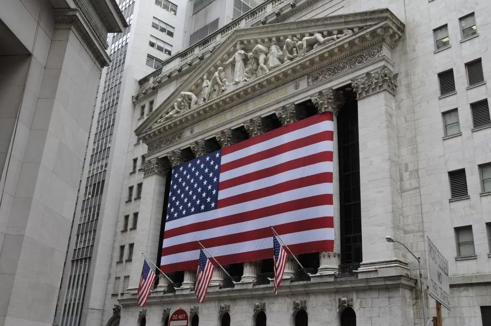 Wall Street Encerra o Dia com Resultados Mistos, Refletindo Crescentes Incertezas Econômicas