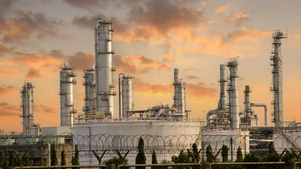 Petróleo recua mais de 1% e caminha para primeira queda mensal desde novembro