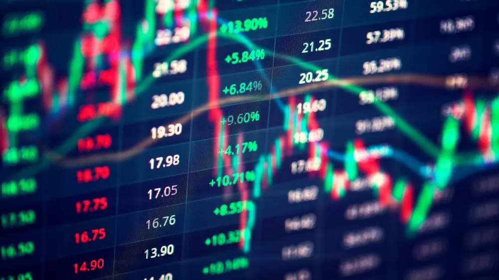 Mercados globais recuam com tensões comerciais, enquanto dados de inflação dos EUA aliviam perdas