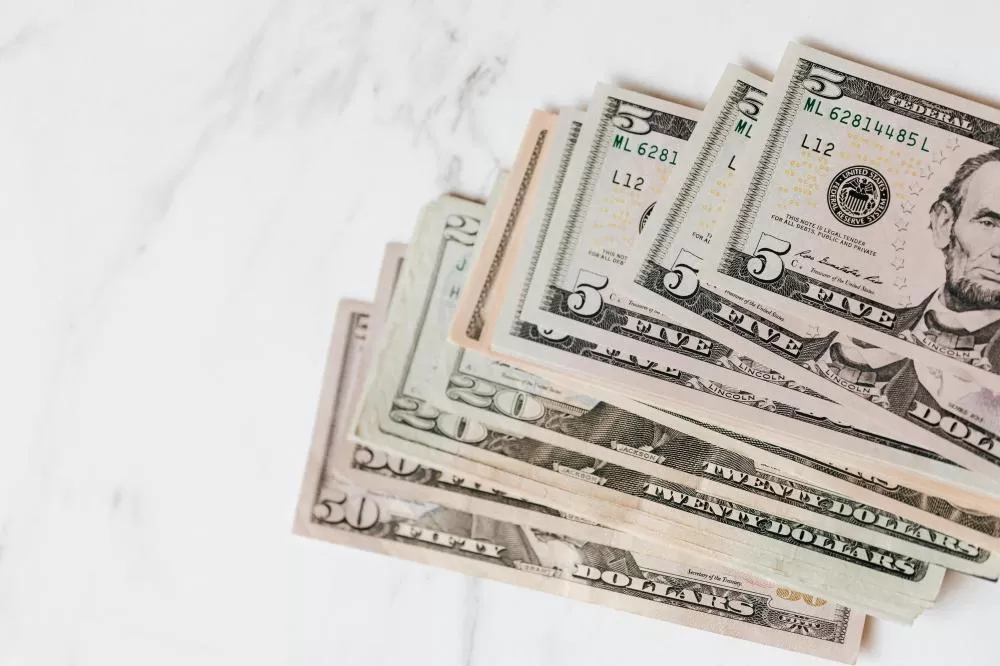 Fed mantém juros estáveis e reforça projeção de cortes ainda este ano