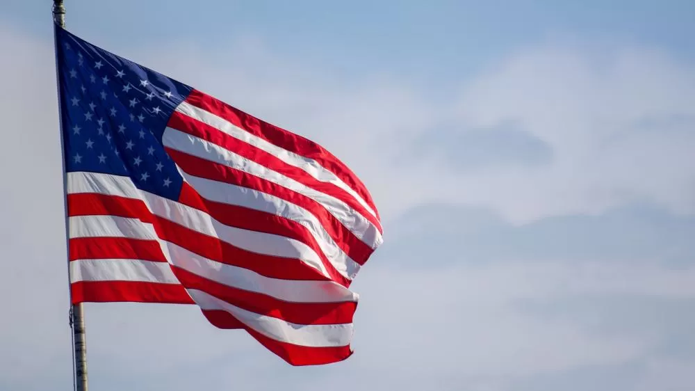 Wall Street oscila em meio a incertezas sobre tarifas de Trump e queda na confiança do consumidor