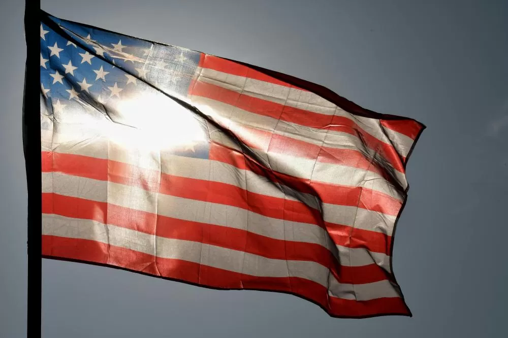 Confiança do consumidor nos EUA atinge menor nível em quatro anos com temores sobre tarifas