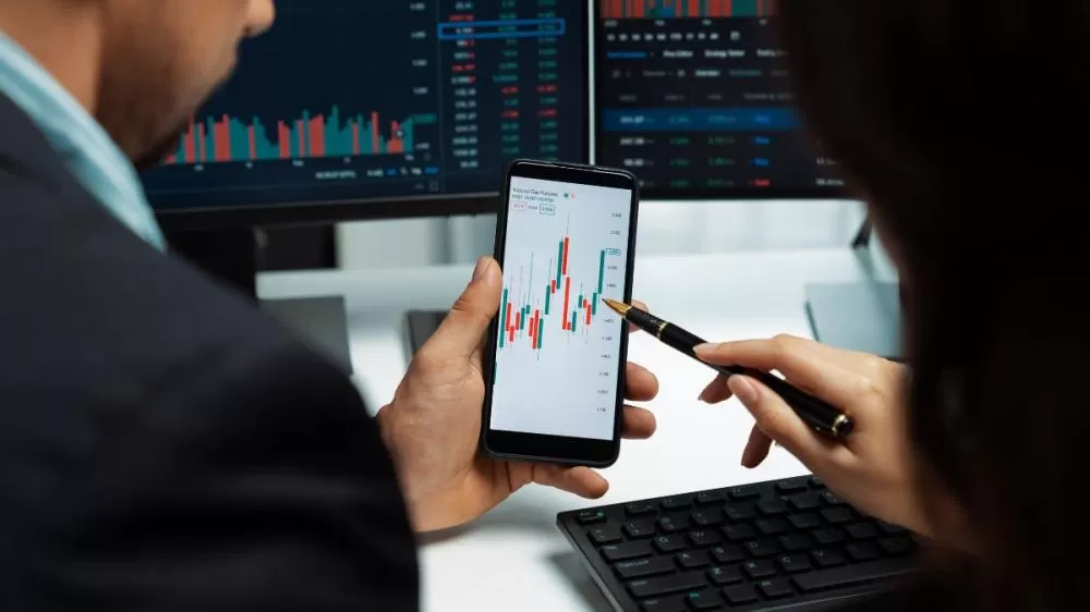 Mercados globais sobem antes de anúncio de tarifas; ouro renova recorde histórico e dólar recua