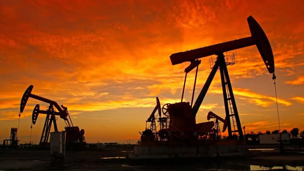 Petróleo despenca com tarifas globais e aumento de produção da Opep+