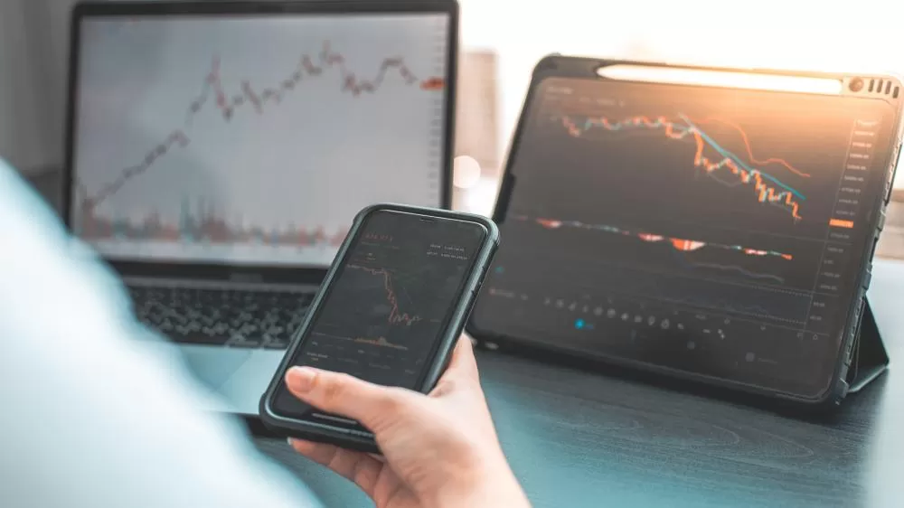 Mercados Reagem a Progresso em Tarifas EUA-Japão, Cautela de Powell e Corte de Juros na Europa