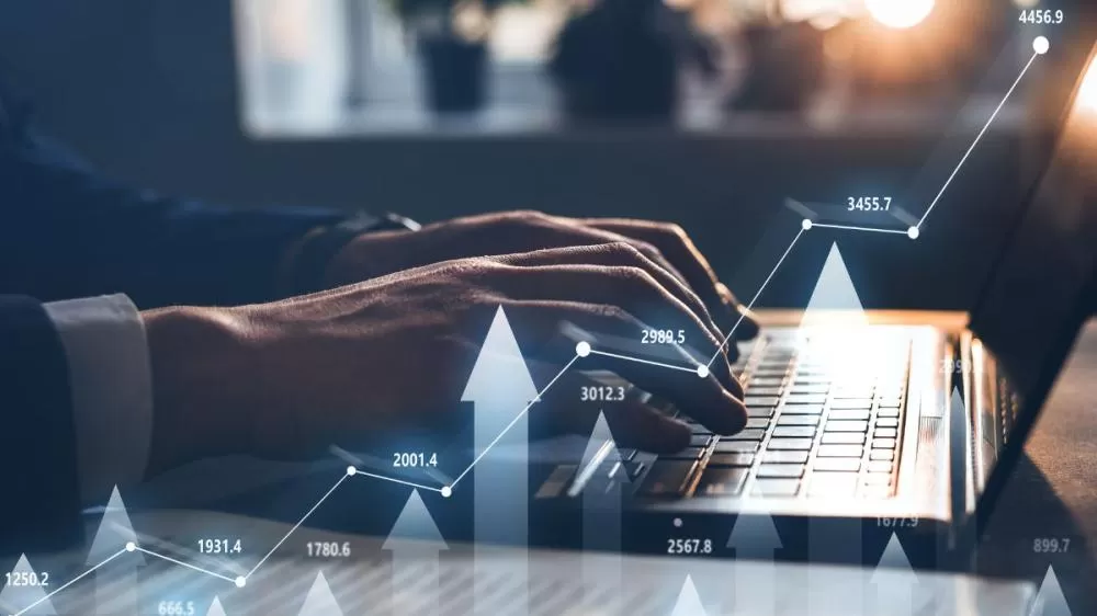 Wall Street oscila com otimismo comercial e queda nas seguradoras; Dow pressiona enquanto Nasdaq avança