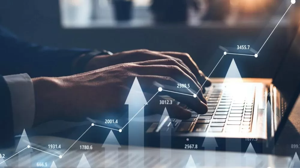 Wall Street reage com alta, mas cenário segue pressionado por tarifas, lucros incertos e embate entre Trump e o Fed