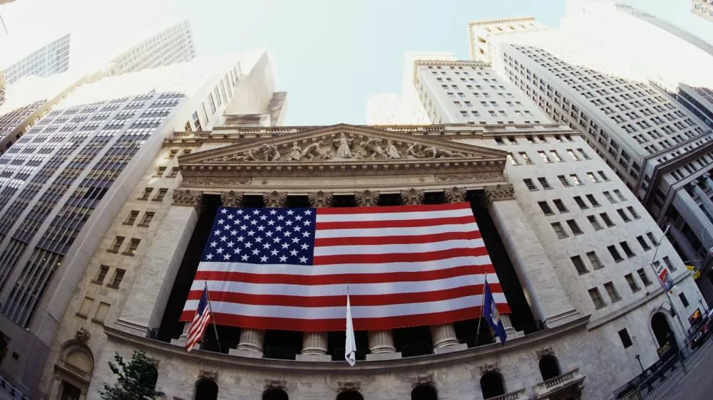 Alívio Geopolítico e Sinais Mistos do Fed Sustentam Ganhos Moderados em Wall Street