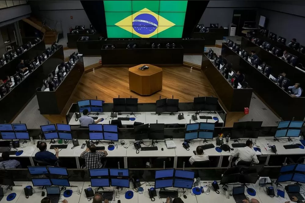 Ibovespa fecha em queda de 1,15% com Selic a 15%, tensão geopolítica e dólar em alta