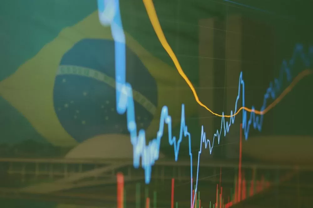 Cautela domina o mercado brasileiro com dólar em alta, Ibovespa pressionado e foco total em dados dos EUA