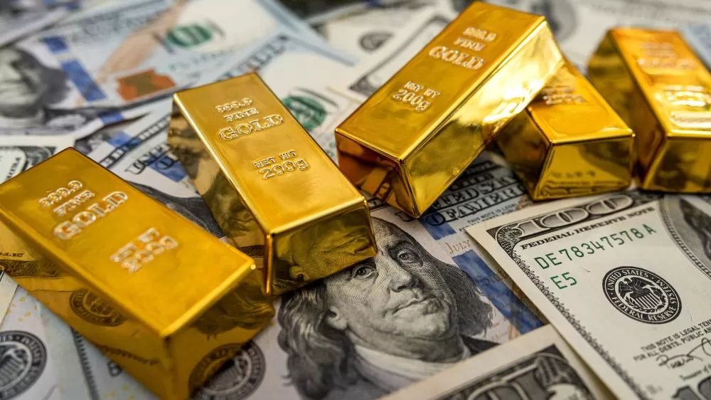 Ouro recua com acordo China-EUA e PCE acima do esperado apesar de sinais de fraqueza no consumo