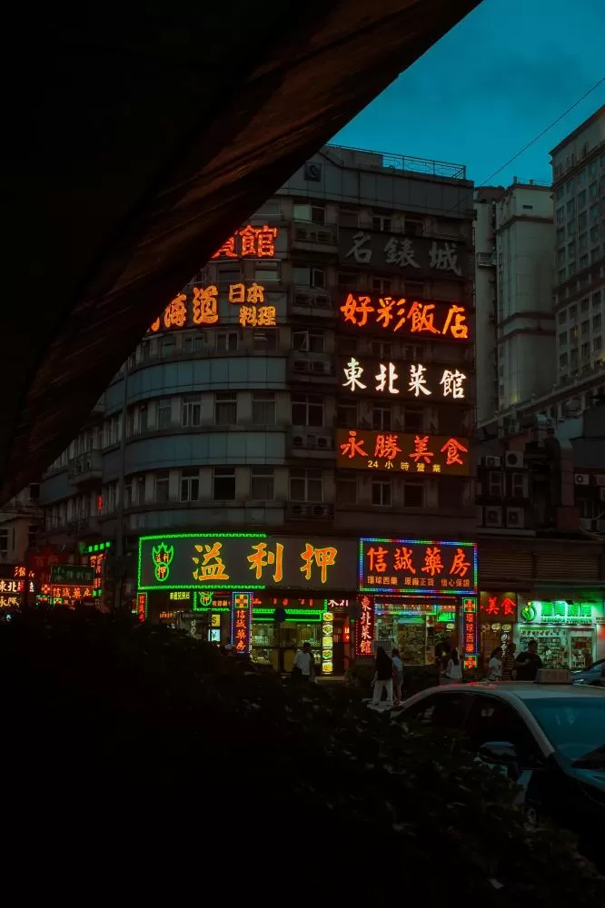 Bolsas asiáticas sobem com impulso de tecnologia e dólar fraco; investidores miram risco global