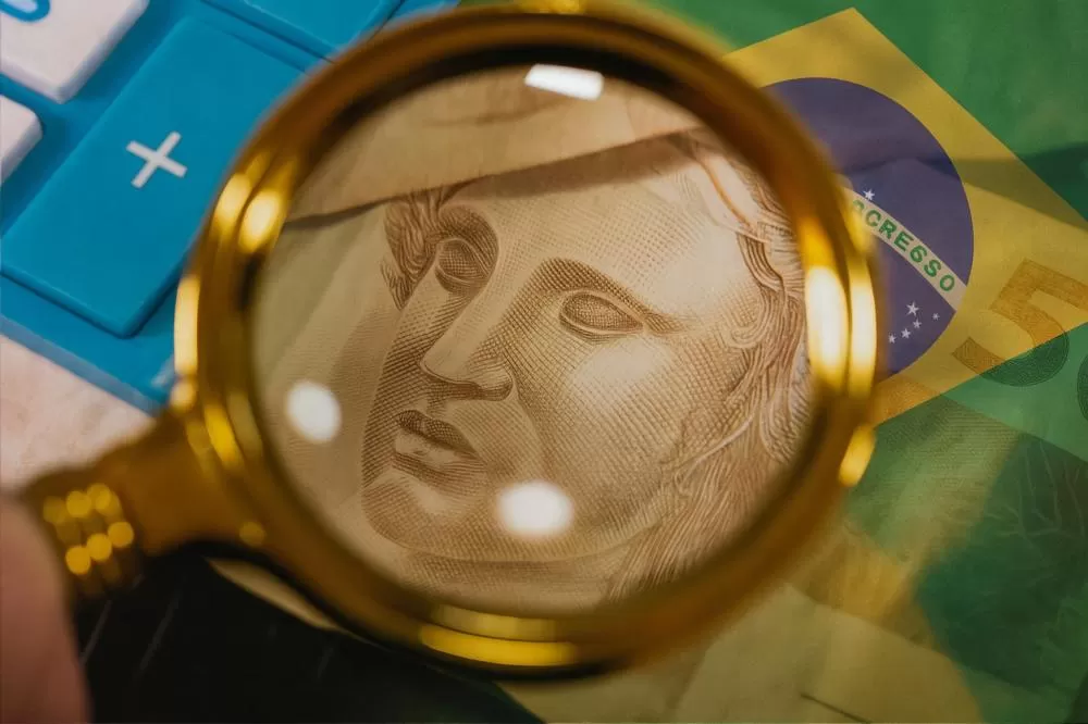 Mercado brasileiro inicia semana em alta com apoio de PIB forte e pausa nos juros