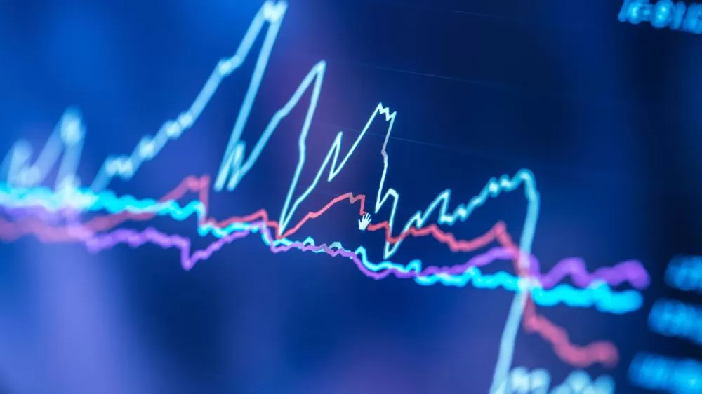 Mercados globais operam com cautela antes do payroll dos EUA e fim da trégua tarifária