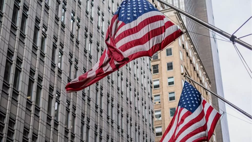 Mercado americano fecha instável com foco em tarifas de Trump e expectativa por ata do Fed