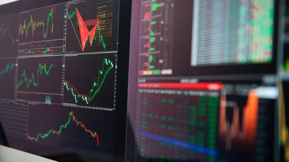 Ásia fecha em alta, Europa inicia no positivo e EUA recua no pré-market