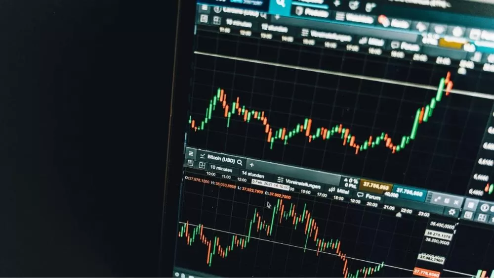 Bolsas mundiais sobem com resultados corporativos e alívio na inflação no Brasil