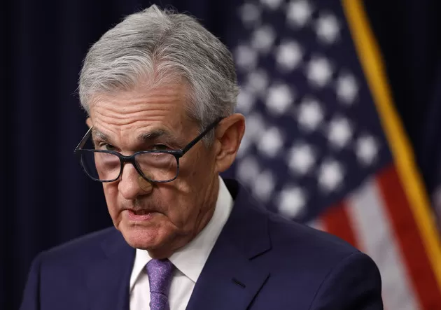 Powell sinaliza corte de juros e reacende debate sobre equilíbrio do Fed